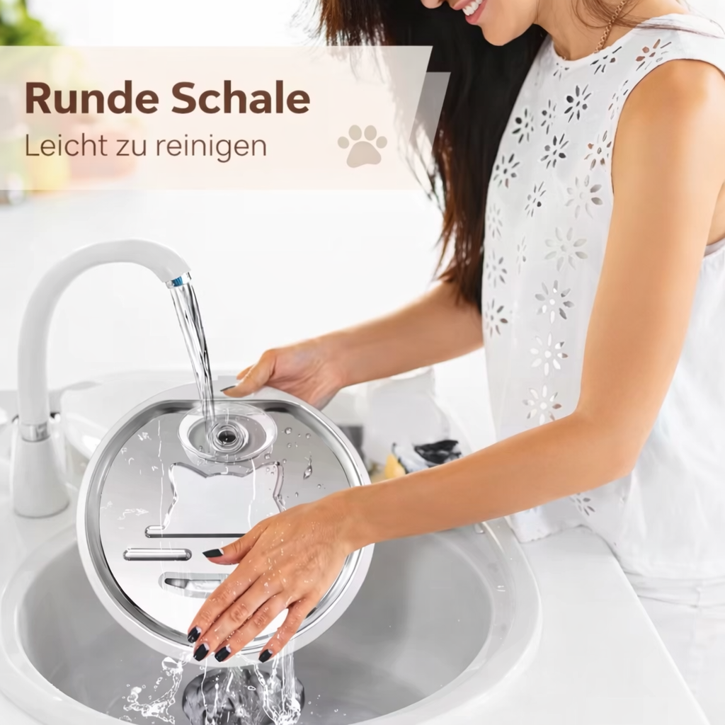 Frau reinigt runde Schale vom Katzenbrunnen Edelstahl am modernen Waschbecken